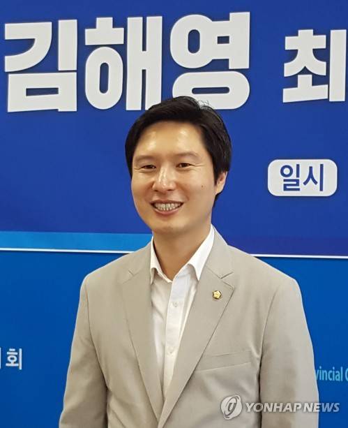 경남 방문한 김해영 의원 (창원=연합뉴스) 황봉규 기자 = 더불어민주당 최고위원 후보인 김해영 국회의원(부산 연제구)이 21일 경남도의회 브리핑룸에서 기자회견을 하고 있다. 2018.8.21   bong@yna.co.kr  (끝)