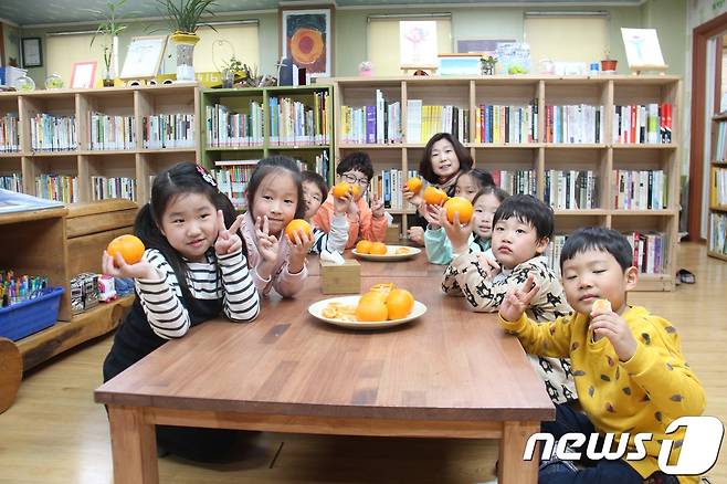 경기도는 미래 세대인 도내 어린이의 건강증진과 농가소득 향상을 위해 내년부터 '경기도 어린이 건강과일 공급사업'을 대폭 확대한다.(경기도 제공) © News1 진현권 기자