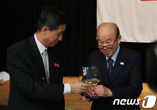 21차 이산가족 상봉행사 2회차 첫날인 24일 북한 금강산 이산가족면회소에서 열린 우리측 주최 환영만찬에서 남측 대한적십자사 박경서 회장(오른쪽)과 북측 상봉단장인 박용일 조평통 부위원장이 건배를 하고 있다. 2018.8.24/뉴스1 © News1 뉴스통신취재단