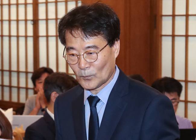 장하성 청와대 정책실장이 26일 오후 청와대 춘추관에서 열린 간담회에서 설명을 마친 뒤 자리로 돌아가고 있다. 장 실장은 이날 간담회에서 소득주도 성장과 관련한 최근 논란에 대해 설명했다. [사진=연합뉴스]