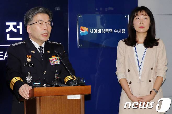 민갑룡 경찰청장이 9일 오전 서울 서대문구 경찰청에서 열린 사이버성폭력 수사팀 현판식에서 홍혜정 사이버성폭력 수사팀장을 소개하고 있다.2018.8.9/뉴스1 © News1 박지수 기자