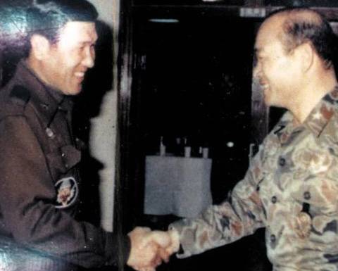 1974년 자신의 부대를 찾아온 전두환 1공수특전여단장과 악수하는 노태우 당시 9공수특전여단장. <조선뉴스프레스>제공. <한겨레> 자료 사진