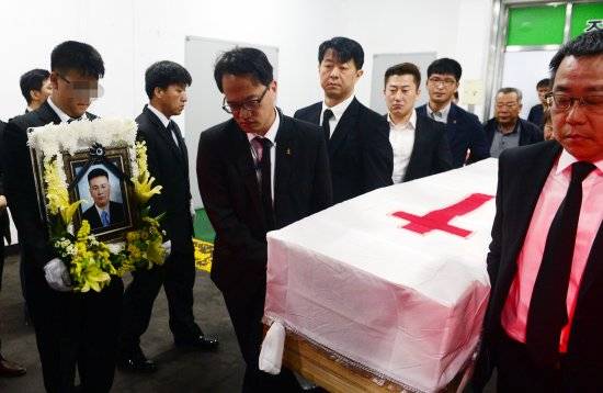 2016년 6월 19일 고(故) 김관홍 잠수사 발인식에서 박주민 의원(가운데)이 유경근 세월호 가족대책위 집행위원장과 고인의 운구를 들고 이동하고 있다. 뉴시스