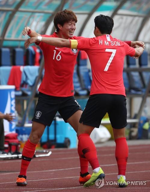 첫 골 기쁨 나누는 손흥민-황의조 (브카시[인도네시아]=연합뉴스) 서명곤 기자 = 27일 오후(현지시간) 인도네시아 자와바랏주 브카시의 패트리엇 스타디움에서 열린 2018 자카르타·팔렘방 아시안게임 남자축구 8강전 한국과 우즈베키스탄의 경기. 황의조가 첫 골에 성공한 뒤 손흥민과 함께 기뻐하고 있다. 2018.8.27      seephoto@yna.co.kr  (끝)