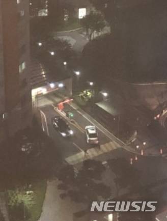 【인천=뉴시스】 이정용 기자 = 아파트 주차장 입구 차량으로 막고 사라진 운전자. 2018.08.28.(사진=독자 제공)stay@newsis.com