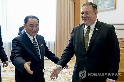 지난 7월 7일(현지시간) 김영철 북한 노동당 부위원장 겸 통일전선부장(왼쪽)과 함께 북한 평양의 백화원 영빈관에 마련된 오찬장에 도착, 안내를 받고 있는 마이크 폼페이오 미국 국무장관 [AP=연합뉴스 자료사진]
