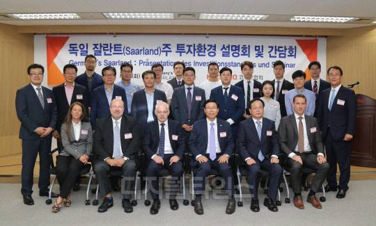 (사진 앞줄 왼쪽부터) 박영춘 잘란트주 경제진흥공사 한국대표, 안냐 페차우어(Anja Pestschauer) 잘란트주 경제진흥공사 마케팅 담당 이사, 토마스 슉(Thomas Schuck) 잘란트주 경제진흥공사 CEO, 위르겐 바르케(J?rgen Barke) 독일 잘란트주 경제차관, 정재송 코스닥협회 수석부회장, 송윤진 코스닥협회 상근부회장, 마틴 베른하트(Martin Bernhardt) 잘란트주 경제진흥공사 한국대표, 김종선 코스닥협회 상무./사진=코스닥협회 제공