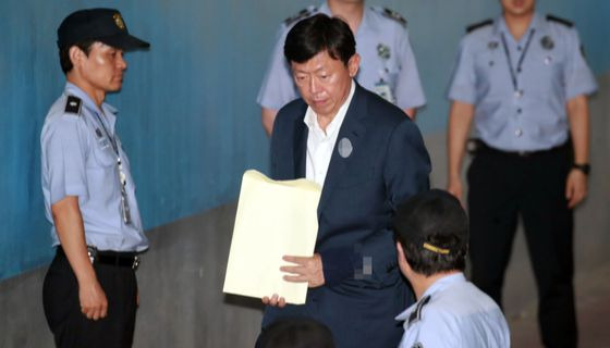 '국정농단 사건' 1심에서 실형을 선고받고 법정 구속된 신동빈 롯데그룹 회장이 지난 22일 서울중앙지법에서 열린 항소심 결심 공판에 출석하고 있다. [연합뉴스]