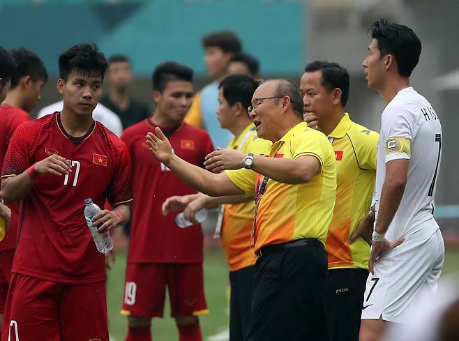 2018 자카르타·팔렘방 아시안게임 축구 한국-베트남의 준결승전이 29일 인도네시아 보고르 파칸사리 스타디움에서열렸다. 박항서 베트남 감독이 작전 지시를 하고 있다. 보고르=김성룡 기자