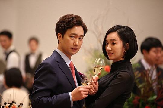 박해일과 수애가 주연한 영화 ‘상류사회’의 한 장면. 롯데엔터테인먼트 제공