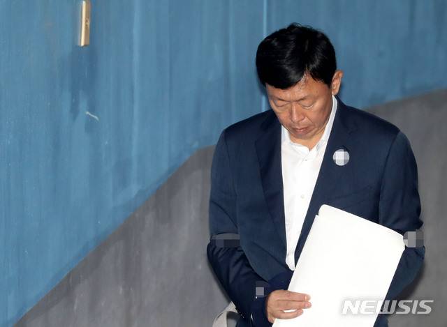 【서울=뉴시스】박주성 기자 = 국정농단 사건과 관련해 뇌물공여 혐의로 구속된 신동빈 롯데그룹 회장이 29일 오후 서울 서초구 서울고등법원에서 열린 항소심 결심공판에 출석하고 있다.  2018.08.29. park7691@newsis.com