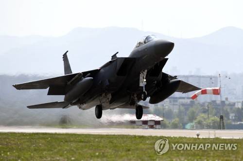 활주로 이륙하는 F-15K (서울=연합뉴스) 19일 오전 대구 제11전투비행단에서 공군의 F-15K 비행 재개 후 첫 비행에 나선 이건완 공군 작전사령관이 탑승한 전투기가 활주로를 이륙하고 있다. 2018.4.19 [공군 제공=연합뉴스]      photo@yna.co.kr  (끝)