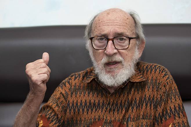 테드 제닝스 미국 시카고신학교 교수가 24일 오후 서울 종로구 종로3가 인근 카페에서 <한겨레>와 인터뷰하고 있다. 김성광 기자 flysg2@hani.co.kr