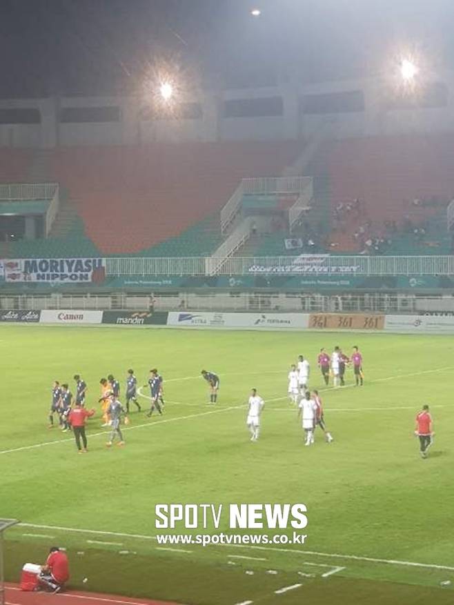 ▲ 경기 후 인사를 나눈 일본과 UAE 선수들. 그러나 UAE 선수는 5명밖에 없다.