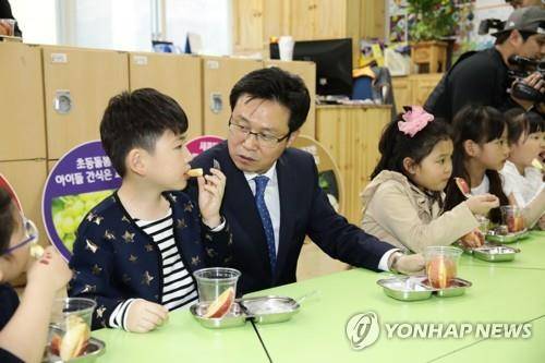 초등학교 과일 간식 [연합뉴스 자료 사진]