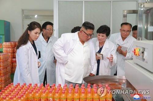 북한 김정은, 송도원종합식료공장 시찰 (평양 조선중앙통신=연합뉴스) 북한 김정은 국무위원장이 부인 리설주 여사와 함께 강원도 송도원종합식료공장을 시찰했다고 조선중앙통신이 26일 보도했다. 2018.7.26       [국내에서만 사용가능. 재배포 금지. For Use Only in the Republic of Korea. No Redistribution]      photo@yna.co.kr