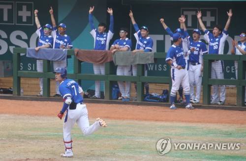 김하성 솔로포! (자카르타=연합뉴스) 김주성 기자 = 30일 오후(현지시간) 인도네시아 자카르타 겔로라 붕 카르노(GBK) 야구장에서 열린 2018 자카르타·팔렘방 아시안게임 야구 한국 대 일본 슈퍼라운드 첫 경기. 3회초 1사 때 솔로포를 친 김하성이 담장 넘어가는 타구를 바라보고 있다. 2018.8.30      utzza@yna.co.kr  (끝)