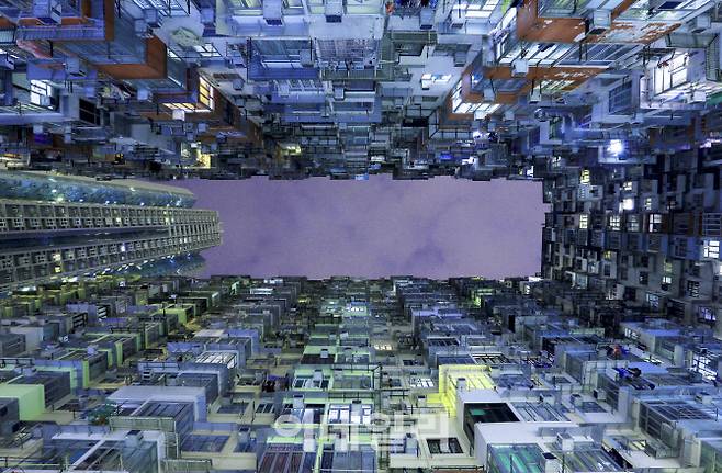 홍콩 익청빌딩. ‘ㄷ’자 모양의 대형 주상복합 건물로 1층과 지하에는 상가, 그 위로는 아파트로 구성돼 있다. 낡은 건물 외관, 다닥다닥 붙은 집은 오래 전 한 번쯤 보았던 홍콩 영화의 향수를 불러일으키는데, 실제로 여러 작품에 영감을 주었다.