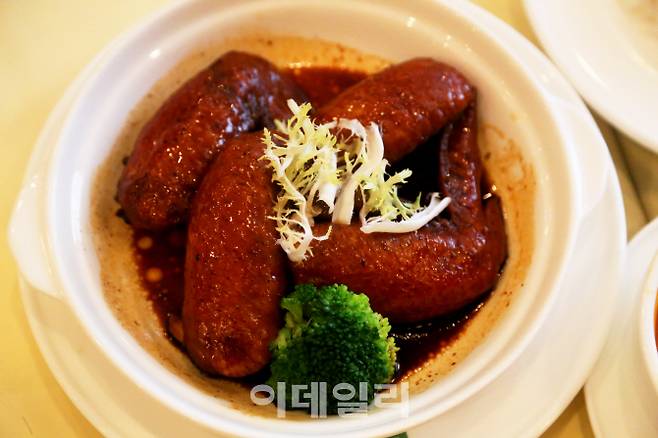 150년 역사를 지닌 타이핑퀀의 ‘스위스 소스 치킨윙’. 이 음식의 유래는 홍콩의 영국인이 이 요리를 시켜 맛본 후 양념이 달다는 뜻으로 ‘스위트(달다 소스’라고 했는데 , 이를 ‘스위스’로 알아들어 전혀 어울리지 않는 이름을 갖게 됐다. 이처럼 홍콩에는 동·서양의 문화가 뒤섞이는 과정에서 무수히 많은 이야기와 문화가 존재한다.