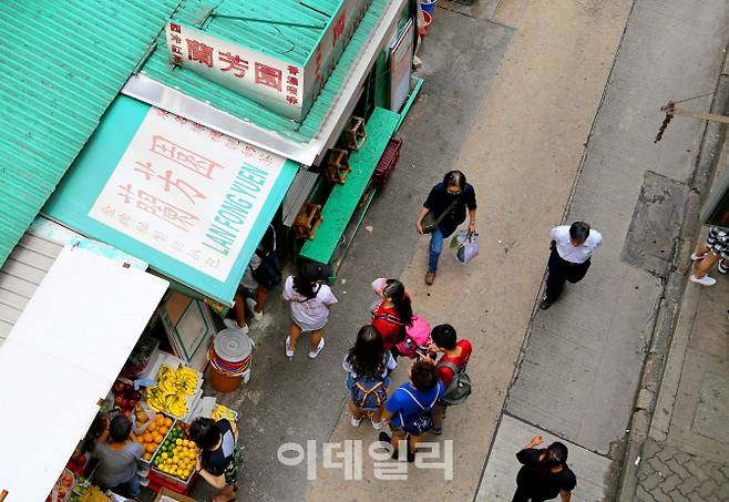 홍콩 센트럴 지역에 있는 주윤발의 단골식당인 ‘란퐁유엔’은 늘 관광객과 홍콩인들로 문전성시를 이룬다. 이곳에서는 실크 스타킹에 우려내는 밀크티를 꼭 맛봐야 한다.