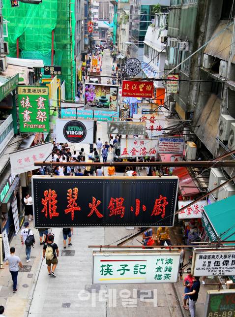 위태로운 간판이 거리를 가득채운 홍콩 센트럴의 소호 거리. 형형색색의 간판들로 거리가 빼곡하다.