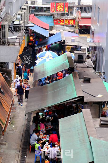 홍콩인들은 좁은 골목도 허투루 쓰는 법이 없다.