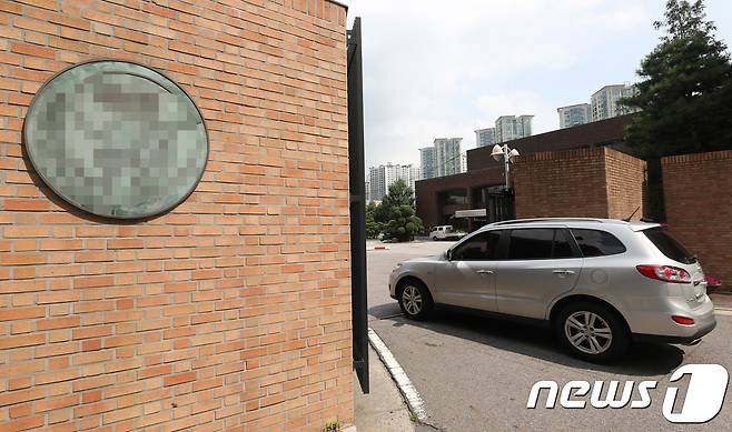 내신시험 문제유출 의혹 조사에 나선 서울교육청 관계자를 태운 차량이 13일 오전 서울 강남의 A고등학교로 들어서고 있다.  © News1 박세연 기자