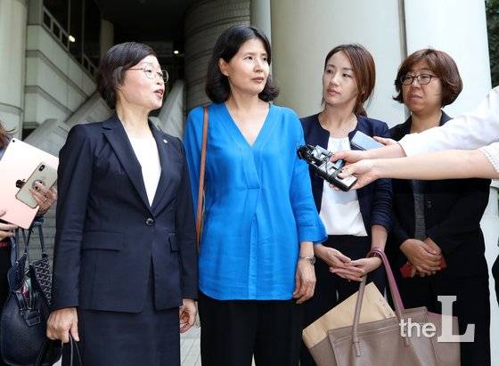 고은 시인의 성추행 의혹을 폭로했다가 손해배상청구소송을 당한 최영미 시인(왼쪽 두번째)이 31일 오후 서울 서초구 서울중앙지법에서 열린 1회 변론을 마친 뒤 취재진의 질문을 듣고 있다. 2018.8.31/뉴스1  <저작권자 © 뉴스1코리아, 무단전재 및 재배포 금지>