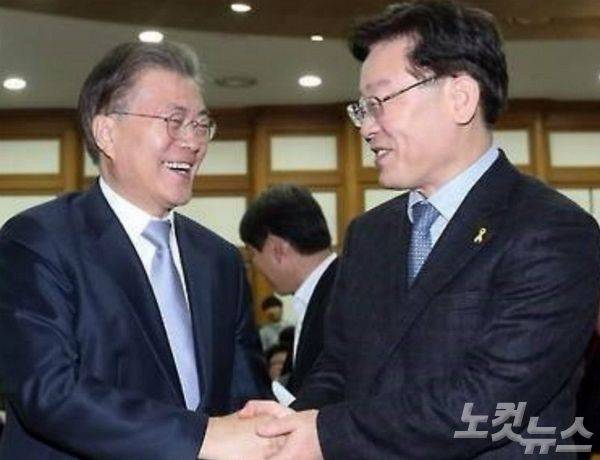 문재인 대통령(사진 왼쪽)과 이재명 경기도지사.(사진=자료사진)