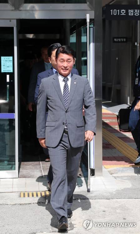 법정 나서는 황영철 의원 (춘천=연합뉴스) 이상학 기자 = 정치자금법 위반 등의 혐의로 기소된 황영철 의원(자유한국당)이 31일 춘천지법에서 열린 재판을 마치고 법정을 나서고 있다.       hak@yna.co.kr  (끝)