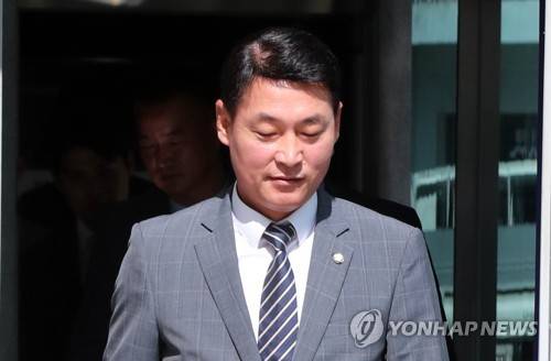 법정 나서는 황영철 의원 (춘천=연합뉴스) 이상학 기자 = 정치자금법 위반 등의 혐의로 기소된 황영철 의원(자유한국당)이 31일 춘천지법에서 열린 재판을 마치고 법정을 나서고 있다.     hak@yna.co.kr  (끝)
