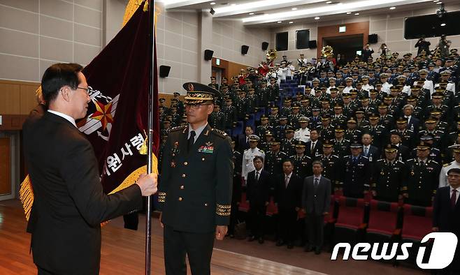 1일 오전 경기도 과천시 군사안보지원사령부 (옛 국군기무사령부) 청사에서 열린 군사안보지원사령부 창설식에서 송영무 국방부 장관이 남영신 초대 안보지원사령관에게 부대기를 이양하고 있다.  © News1 사진공동취재단