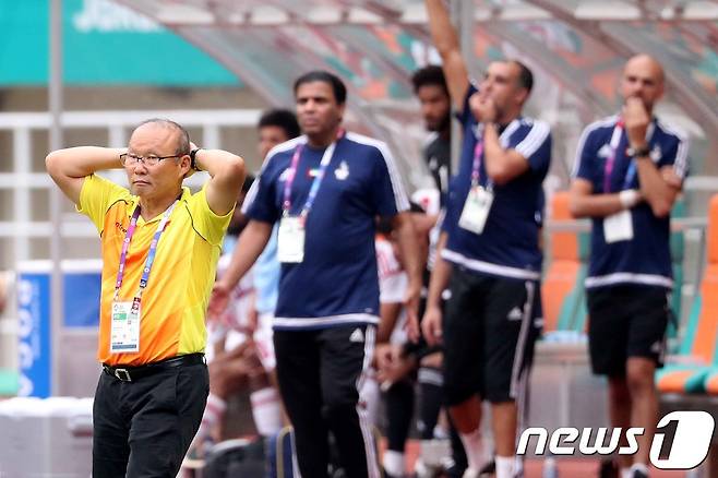 1일 오후 인도네시아 보고르 파칸사리 스타디움에서 열린 2018 자카르타·팔렘방 아시안게임 U-23 남자축구 3~4위전 베트남과 아랍에미리트의 경기에서 베트남 박항서 감독이 아쉬워하고 있다. 이날 베트남은 아랍에미리트와 경기에서 1-1로 비긴뒤 승부차기에서 3-4로 패했다. 2018.9.1/뉴스1 © News1 임세영 기자