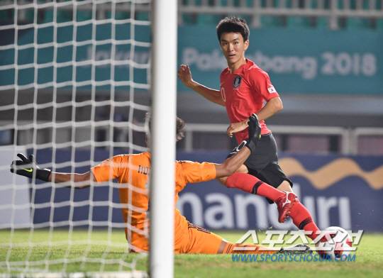 1일 오후 인도네시아 보고르 파칸사리 스타디움에서 '2018 자카르타 팔렘방 아시안게임' 남자 축구 3-4위전 베트남과 아랍에미리트의 경기가 열렸다. 베트남 관중들이 박항서 감독을 응원하고 있다.  보고르(인도네시아)=김경민 기자 kyungmin@sportschosun.com /2018.09.01/