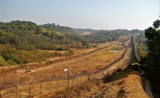 서부전선 비무장지대에 지오피(GOP) 철책선이 이어져 있다. 한반도 허리를 관통하며 이어진 248㎞의 철책선은 20세기 냉전과 분단이라는 역사의 현장이다. 다른 어떤 개발보다 이 순찰로를 그대로 활용하는 것이 가장 현실적이면서 이상적인 비무장지대 활용 방안이다. 서재철 제공