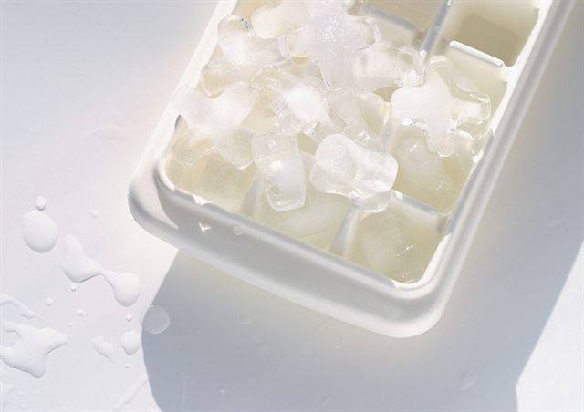 시판 얼음은 집에서 직접 얼리는 얼음보다 더 단단하고, 냉장고 냄새가 배지 않아 사용하기 좋다. 게티이미지뱅크