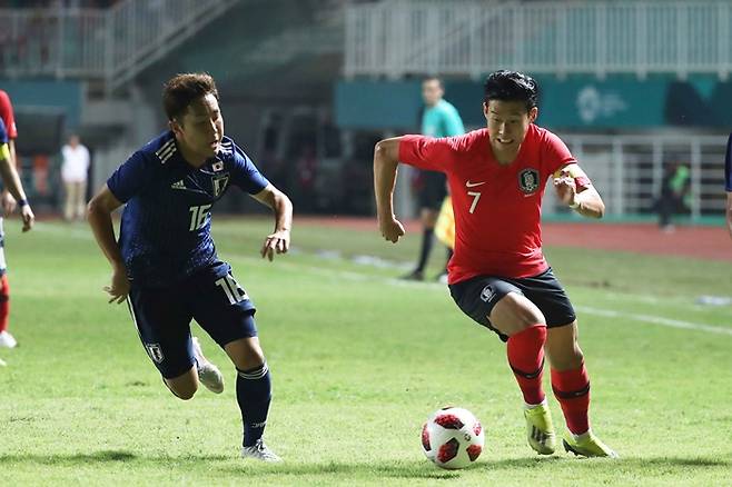 손흥민이 일본과의 경기에서 드리블을 하고 있다. /사진=뉴스1 임세영 기자