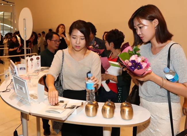 시민들이 2018년형 관광기념품을 구경하고 있다