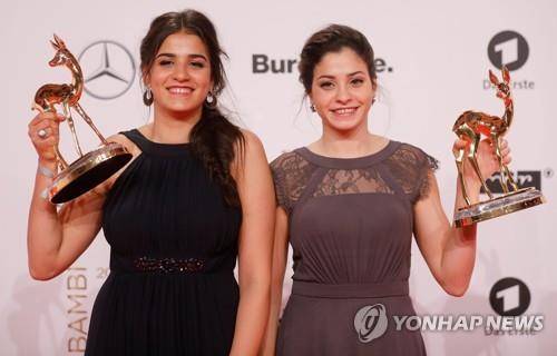 난민들을 구한 영웅적인 행동으로 2016년 11월 독일에서 상을 받고 있는 시리아 수영 스타 유스라 마르디니(오른쪽)와 그의 언니 사라 [AFP=연합뉴스]