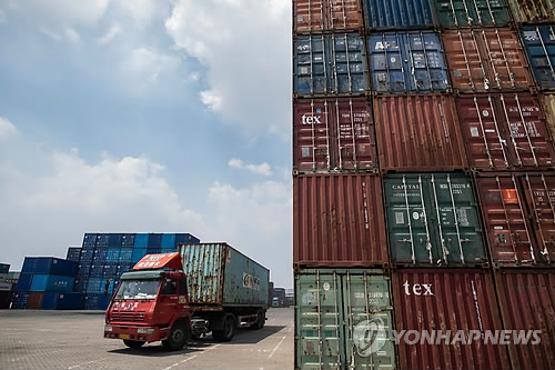 중국 동부 장쑤성 장자강 항에 컨테이너 화물이 쌓여있는 모습  [AFP=연합뉴스]