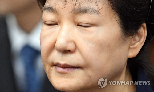 박근혜 피고인 (서울 사진공동취재단=연합뉴스) 삼성 등 대기업에서 뇌물을 받은 혐의 등으로 구속기소 된 박근혜 전 대통령이 지난해 5월 23일 오전 서울중앙지법 417호 법정에 출석해 있다. 2017.5.23      xyz@yna.co.kr  (끝)