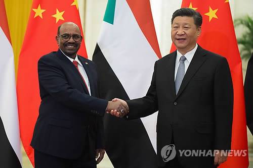 시진핑, 아프리카 정상 대거 초청…'경제지원' 보따리 (베이징 EPA=연합뉴스) 시진핑 중국 국가 주석(오른쪽)이 2일(현지시간) 베이징 인민대회당에서 오마르 알 바시르 수단 대통령을 만나 악수를 나누고 있다. 전날에는 가봉, 모잠비크, 잠비아, 가나, 이집트, 라이베리아, 말라위, 기니, 세이셸, 코모로 등의 아프리카 국가 정상들과 연쇄 정상회담을 했다. 이는 미중 패권다툼이 장기전에 돌입한 상황에서 서구 텃밭인 아프리카에 일대일로(一帶一路:육상·해상 실크로드) 정책을 연계해 경제지원 보따리를 제공, 우군으로 포섭하려는 의도로 보인다. ymarshal@yna.co.kr (끝)
