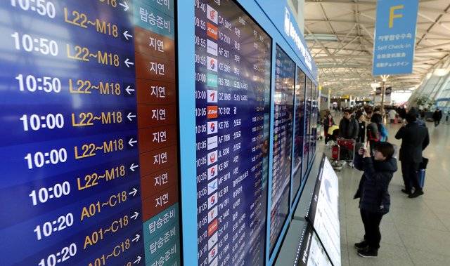 악천후로 비행기가 줄줄이 지연됐다는 내용을 알리는 인천공항 전광판. 동아일보 DB