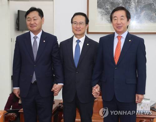 여야 원내대표 회동, 정기국회 향방은? (서울=연합뉴스) 김현태 기자 = 정기국회 개회일인 3일 오전 국회 운영위원장실에서 여야 교섭단체 원내대표가 현안 논의를 위해 회동하면서 손을 맞잡고 있다. 왼쪽부터 바른미래당 김관영 원내대표, 더불어민주당 홍영표 원내대표, 자유한국당 김성태 원내대표. 2018.9.3      mtkht@yna.co.kr  (끝)