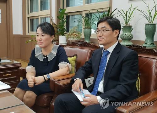 인터뷰 임한 숙명여고 신임 교장과 교감 (서울=연합뉴스) 최재서 기자 = 3일 오후 서울 강남구 숙명여자고등학교 교장실에서 이혜숙 신임 교장(왼쪽)과 정재완 신임 교감(오른쪽)이 연합뉴스와 인터뷰하고 있다. acui721@yna.co.kr  (끝)