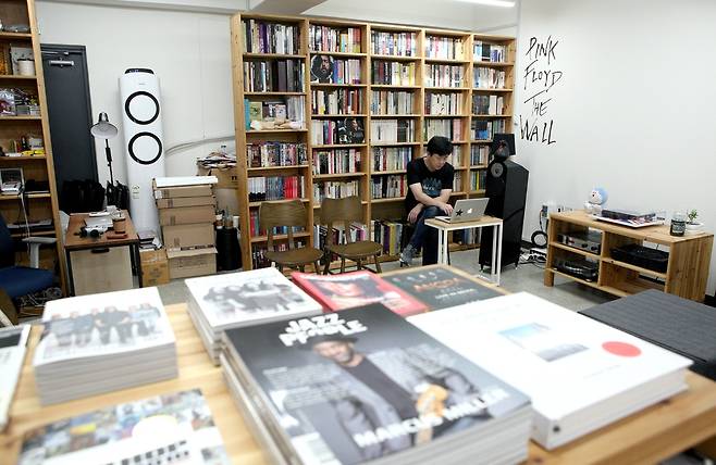 음악업계에 20년 넘게 몸담아온 김경진씨가 2017년 11월 문을 연, 취향을 파는 음반가게 팝시페텔. 서정민 기자