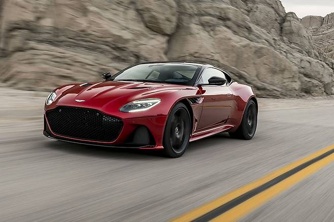 애스턴마틴 DBS 슈퍼 레제라는 715마력의 강력한 엔진을 품었다.