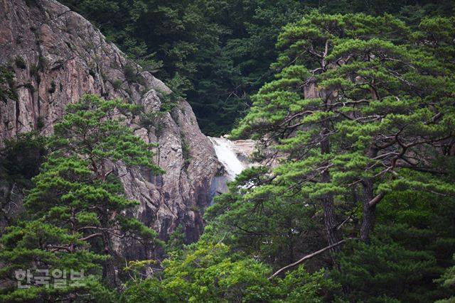두 번째 전망대까지 오르면 폭포 상단이 조금 보인다.