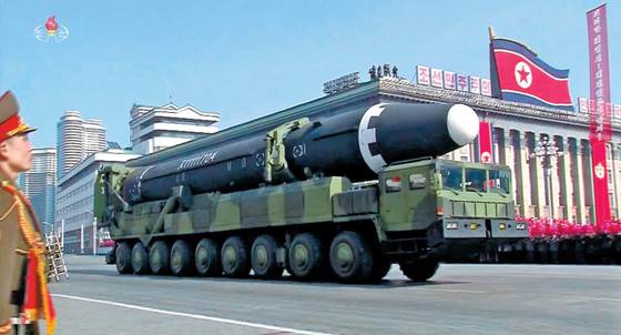 지난 2월 북한 ‘건군절’ 기념 열병식에 등장한 ‘화성-15’형. iCBM급으로 게임의 룰을 바꿨다는 평가가 나온다. [사진 조선중앙 TV=연합뉴스]