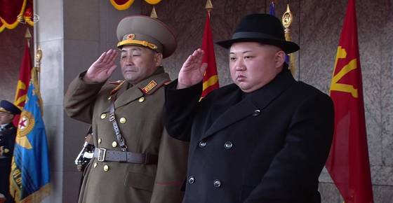 지난 2월 '건군절' 기념 열병식 주석단에는 건군절 직전에 황병서에 이어 총정치국장에 오른 김정각(왼쪽)차수가 등장했다. 사진은 나란히 경례를 받는 김정각과 김정은 국무위원장. [사진 조선중앙TV=연합뉴스]